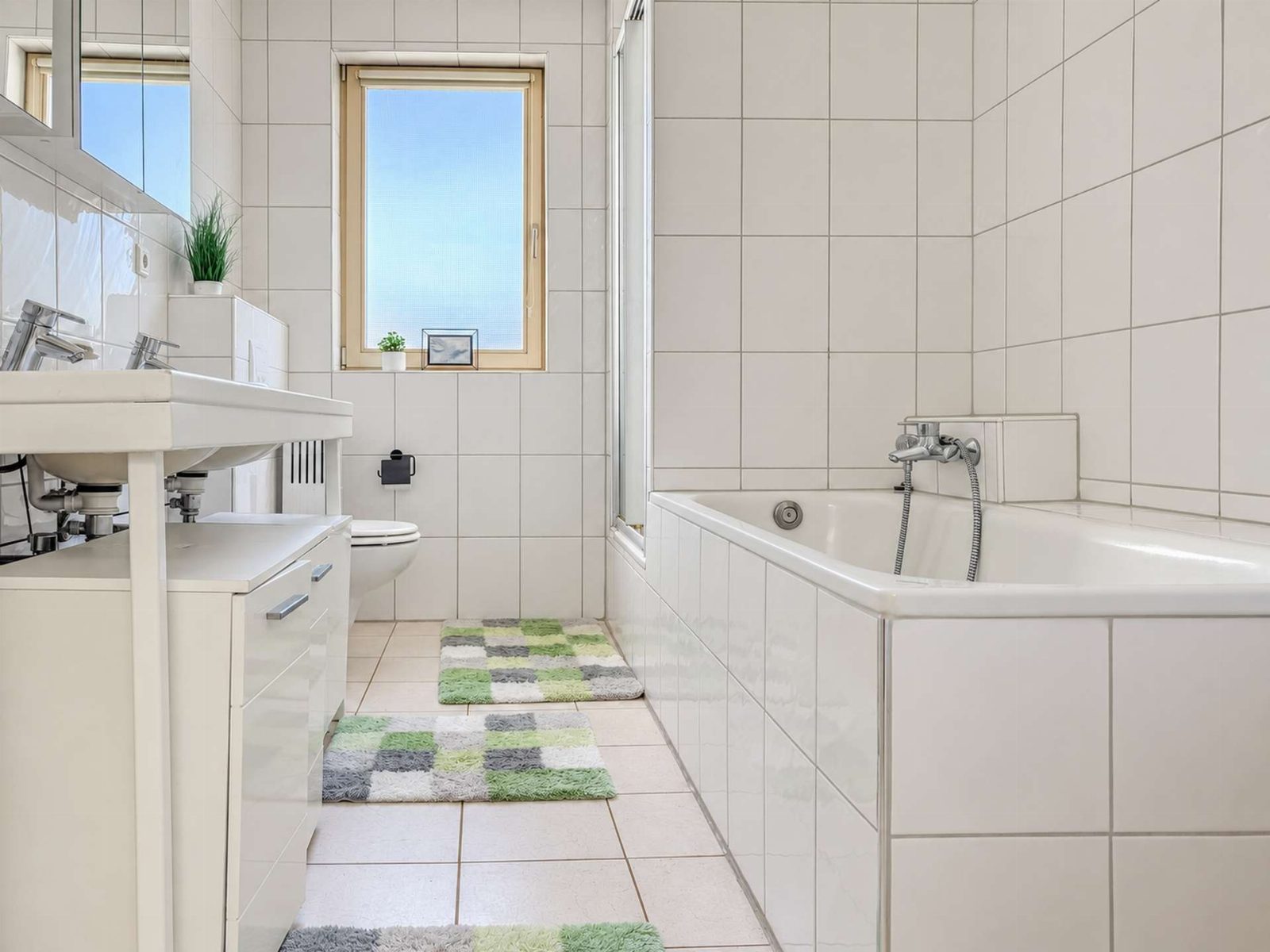 Vorderhaus · Badezimmer mit Wanne und Dusche