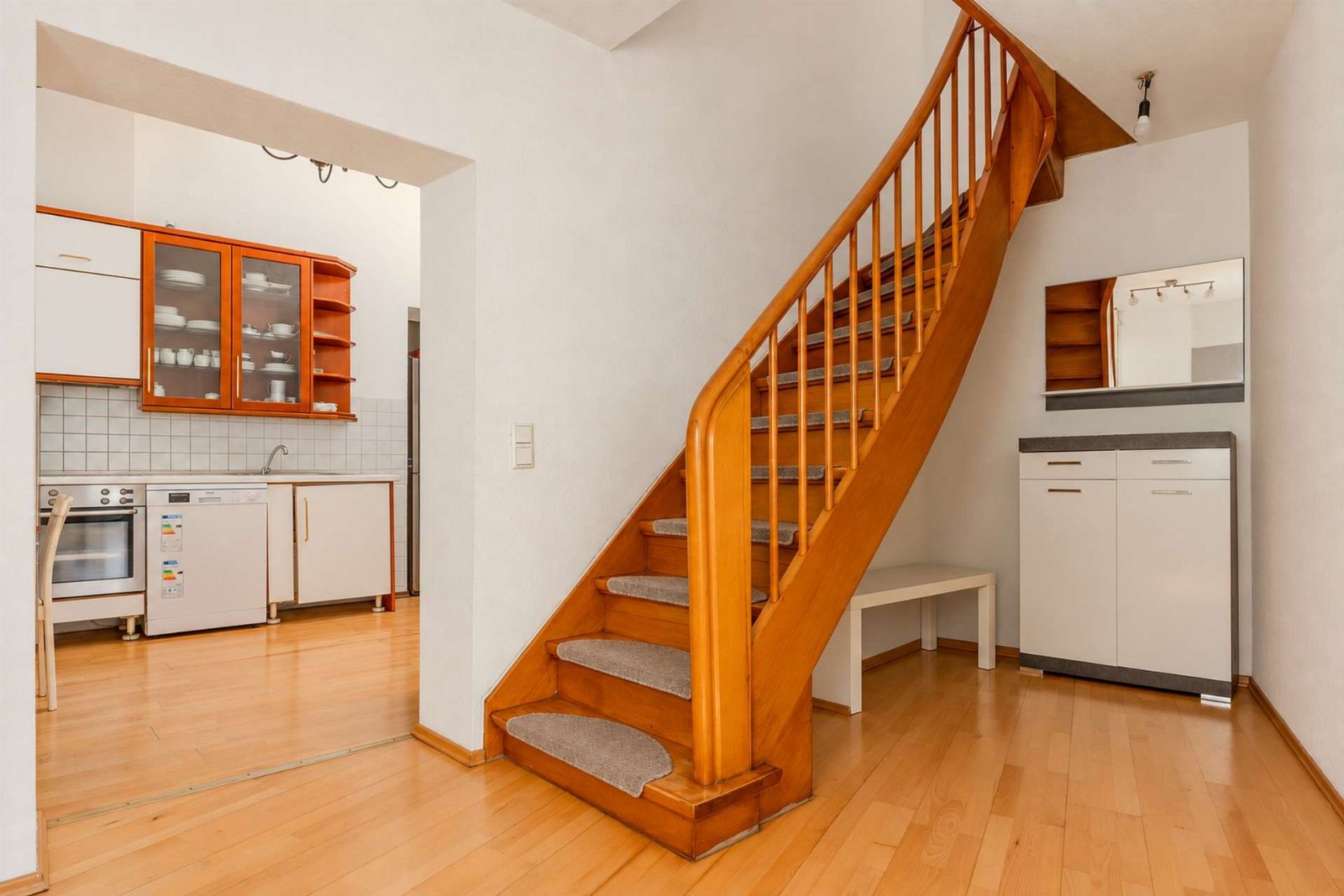 Hinterhaus · Diele mit Holztreppe